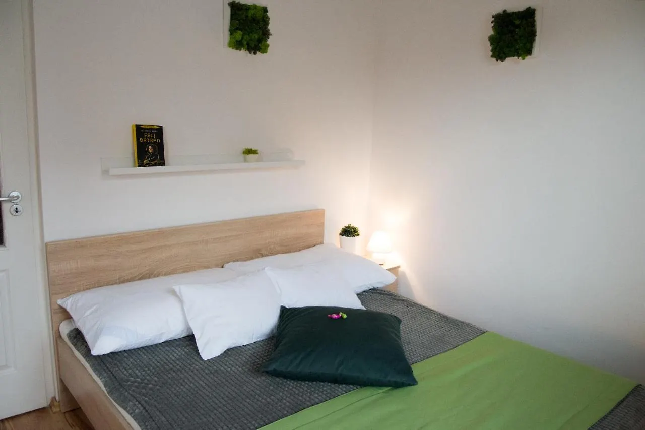 Csengettyu Apartman Eger Lägenhet