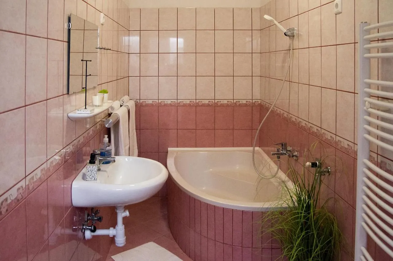 Csengettyu Apartman Eger Lägenhet