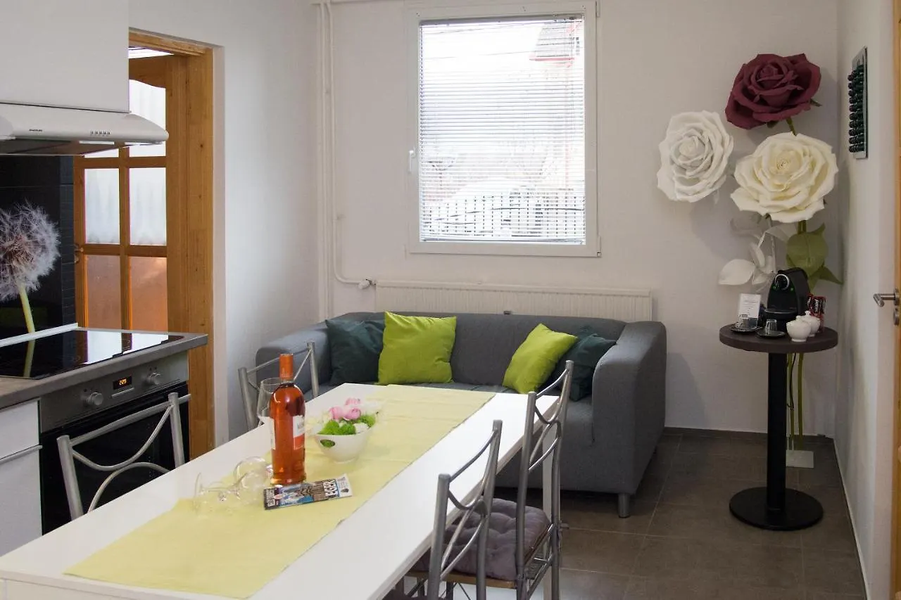 Csengettyu Apartman Eger Lägenhet