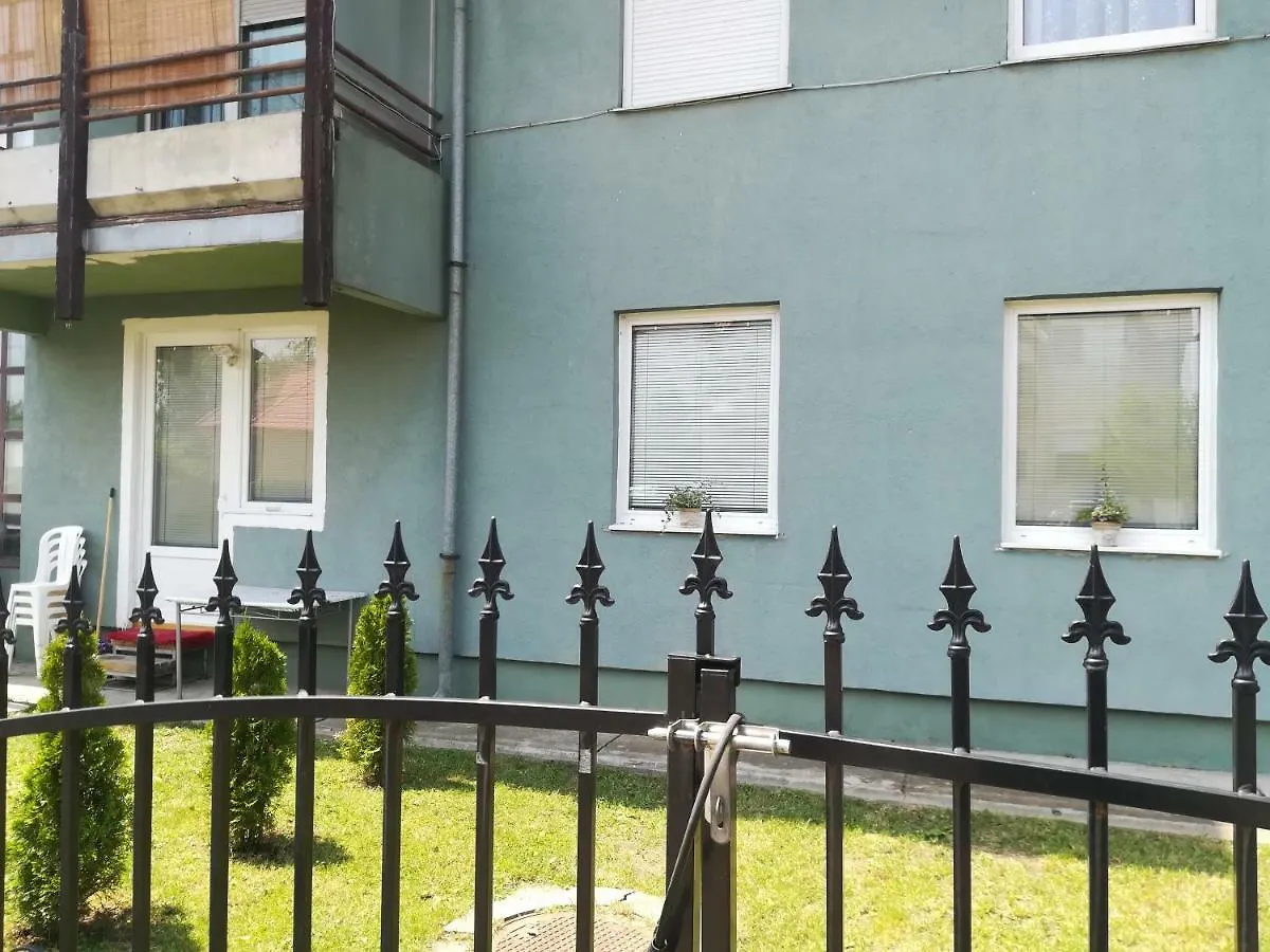 Csengettyu Apartman Eger Lägenhet
