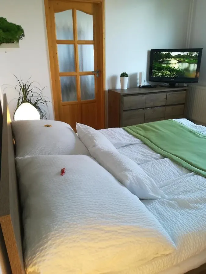 Csengettyu Apartman Eger Lägenhet